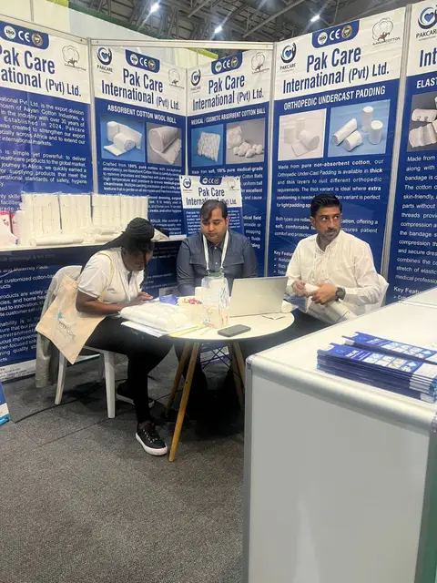 Discussing an order with a visitor at the stand